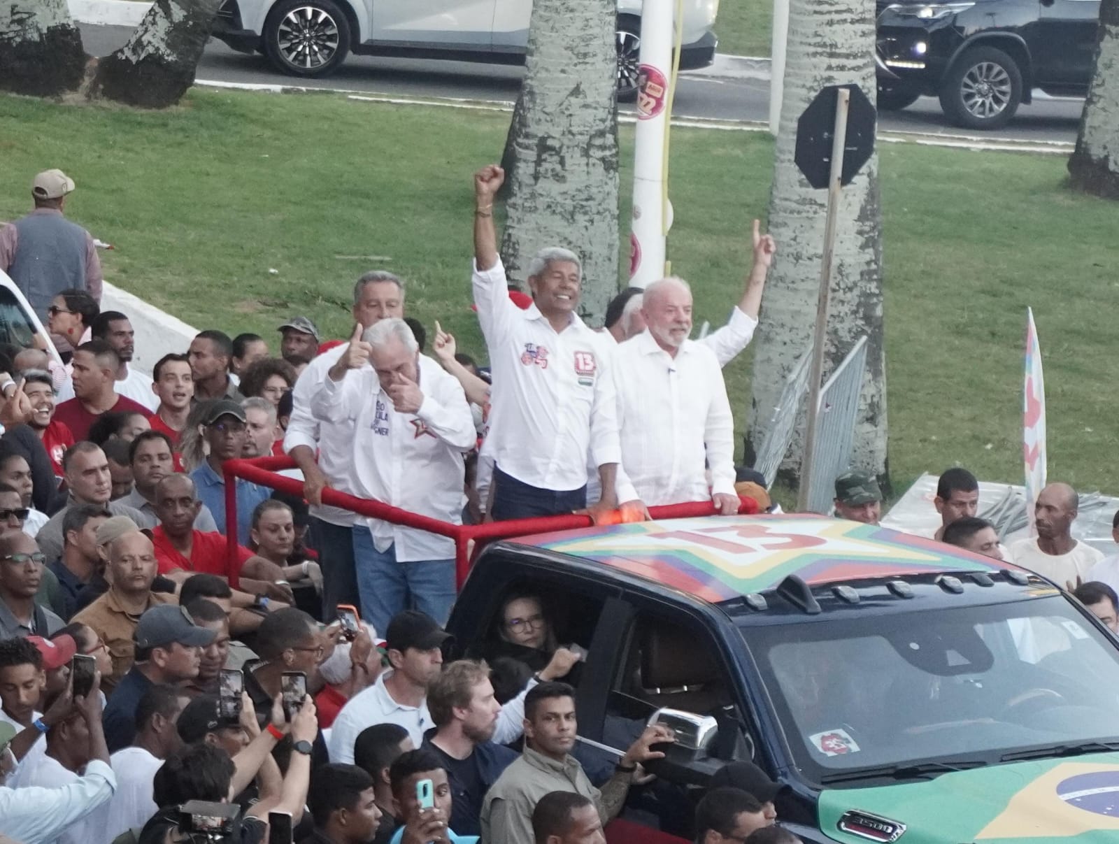 Apoiadores de Lula se concentram em Ondina. (Foto: Devid Santana / BNews)