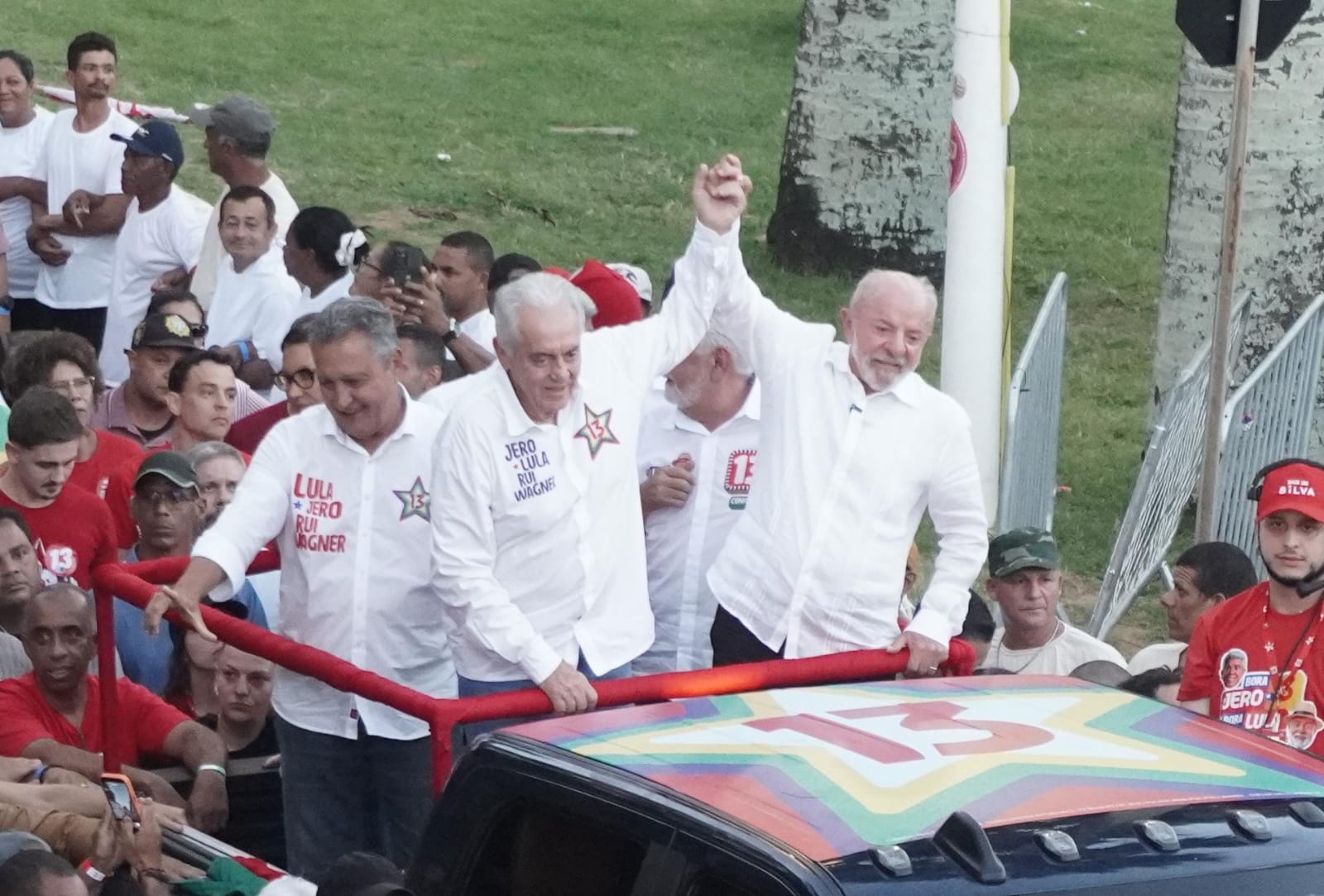 Apoiadores de Lula se concentram em Ondina. (Foto: Devid Santana / BNews)