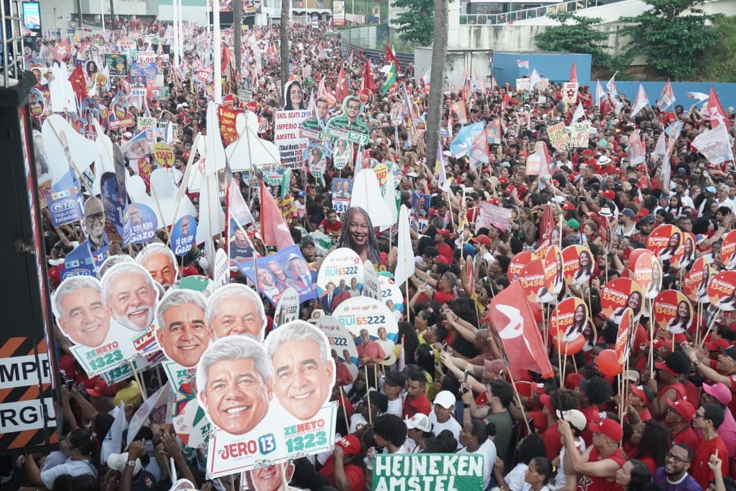 Apoiadores de Lula se concentram em Ondina. (Foto: Devid Santana / BNews)