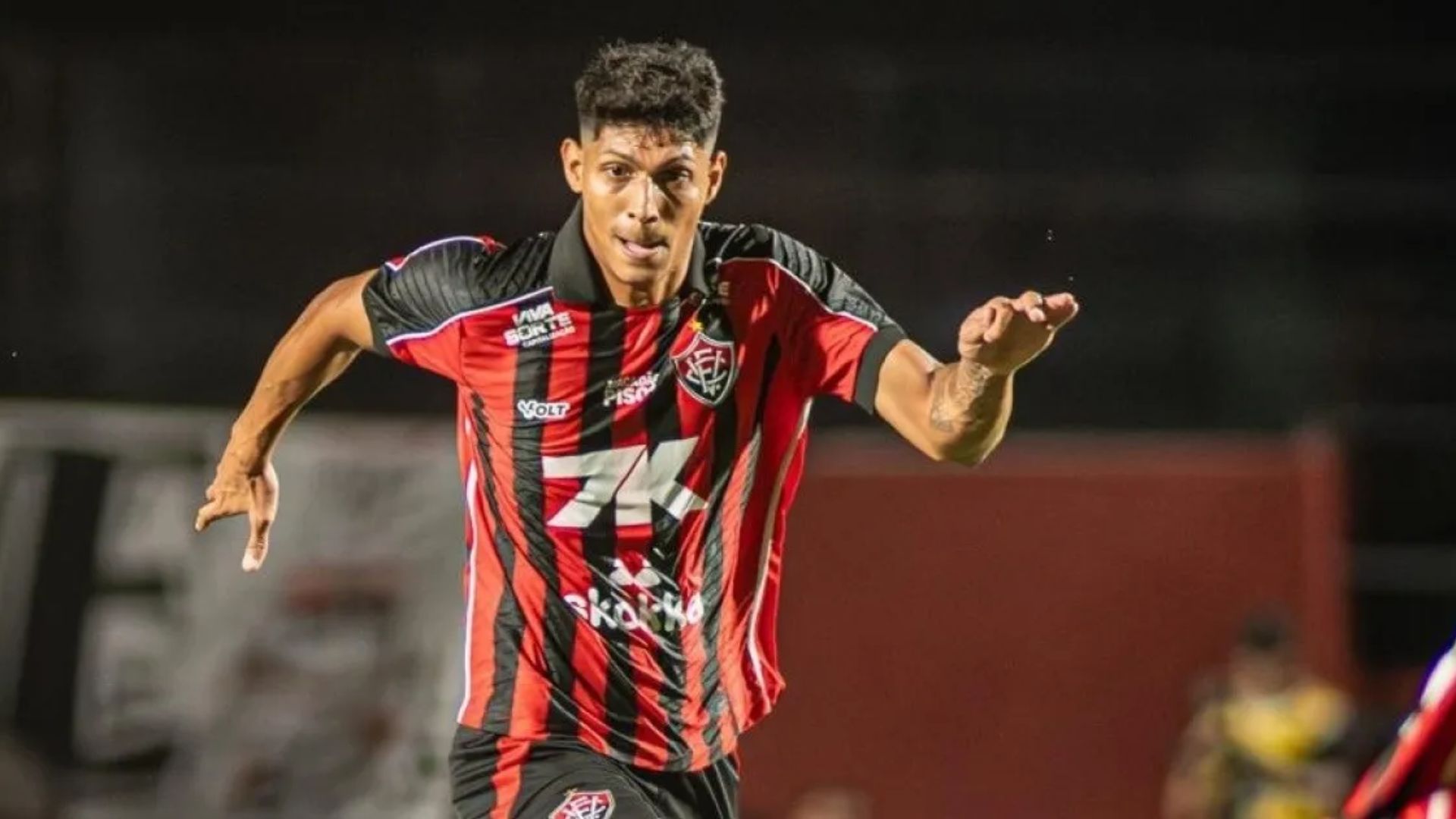 Zé Vitor com as cores do Esporte Clube Vitória - Foto: Victor Ferreira / ECV