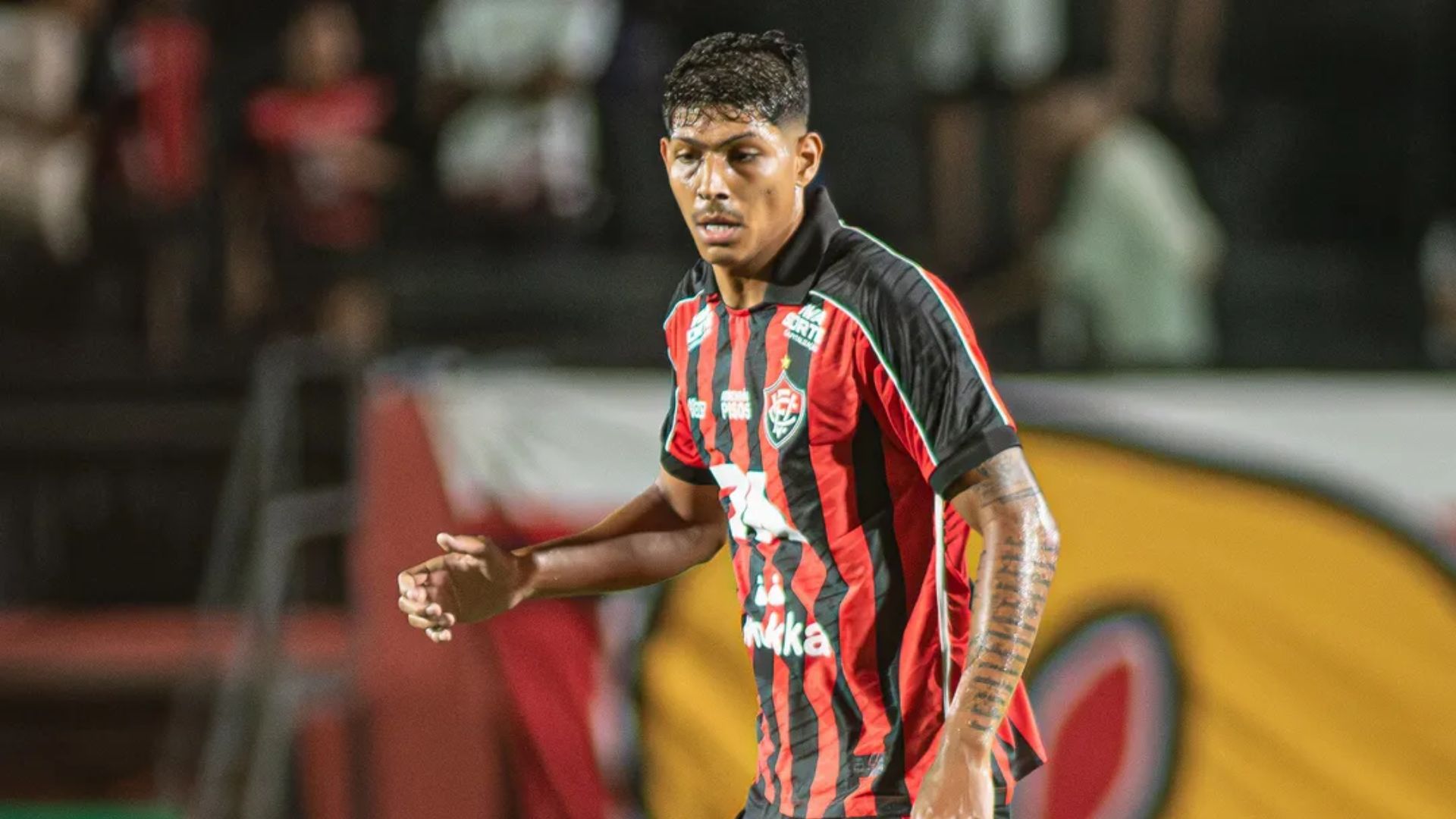 Zé Vitor com as cores do Esporte Clube Vitória - Foto: Victor Ferreira / ECV