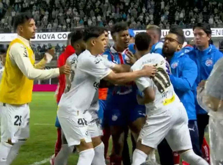 Neymar causa confusão após ser expulso em jogo contra o Bahia