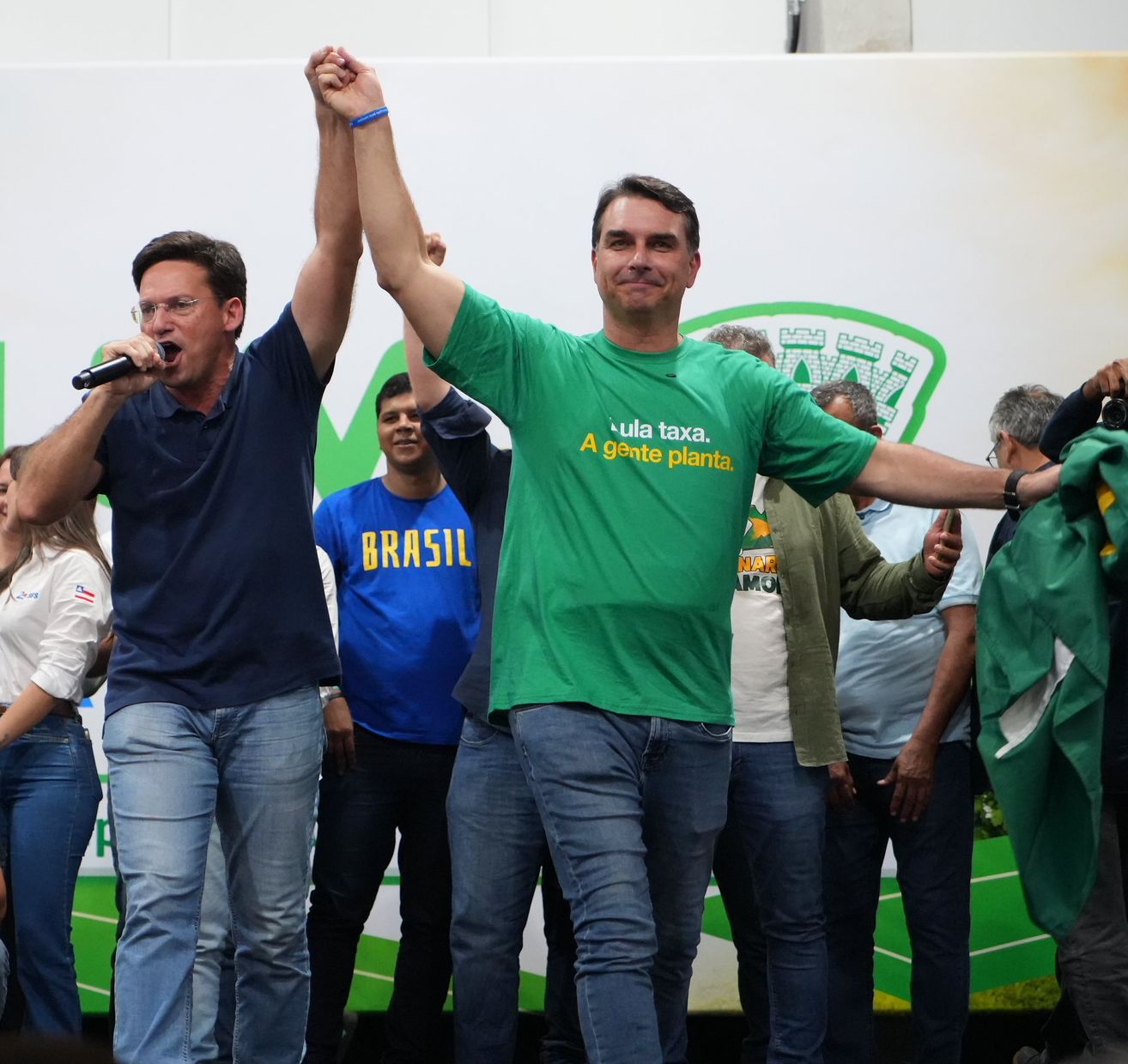 Ao lado de João Roma, Flávio Bolsonaro participou da Bahia Farm Show neste ano utilizando colete a prova de balas (Foto:Vittor Sales/Campanha Flávio Bolsonaro)