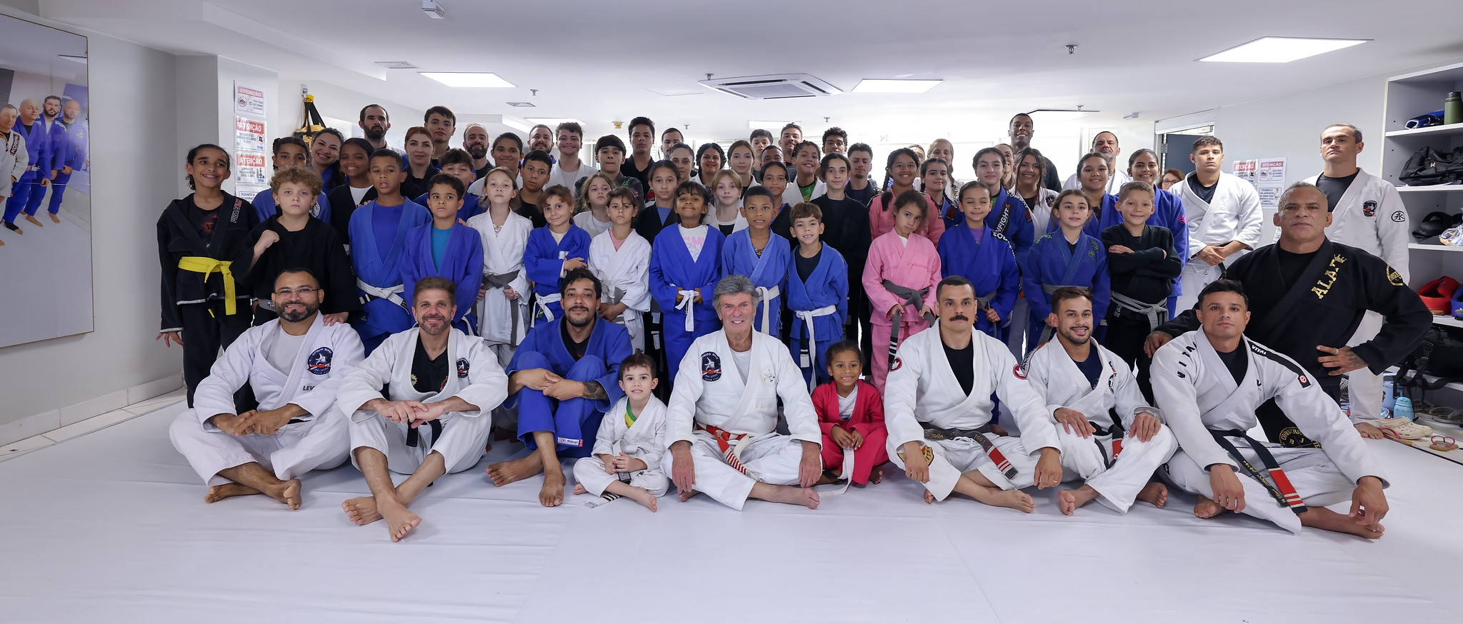 Fux dá aula de jiu-jitsu a 45 crianças e defende 