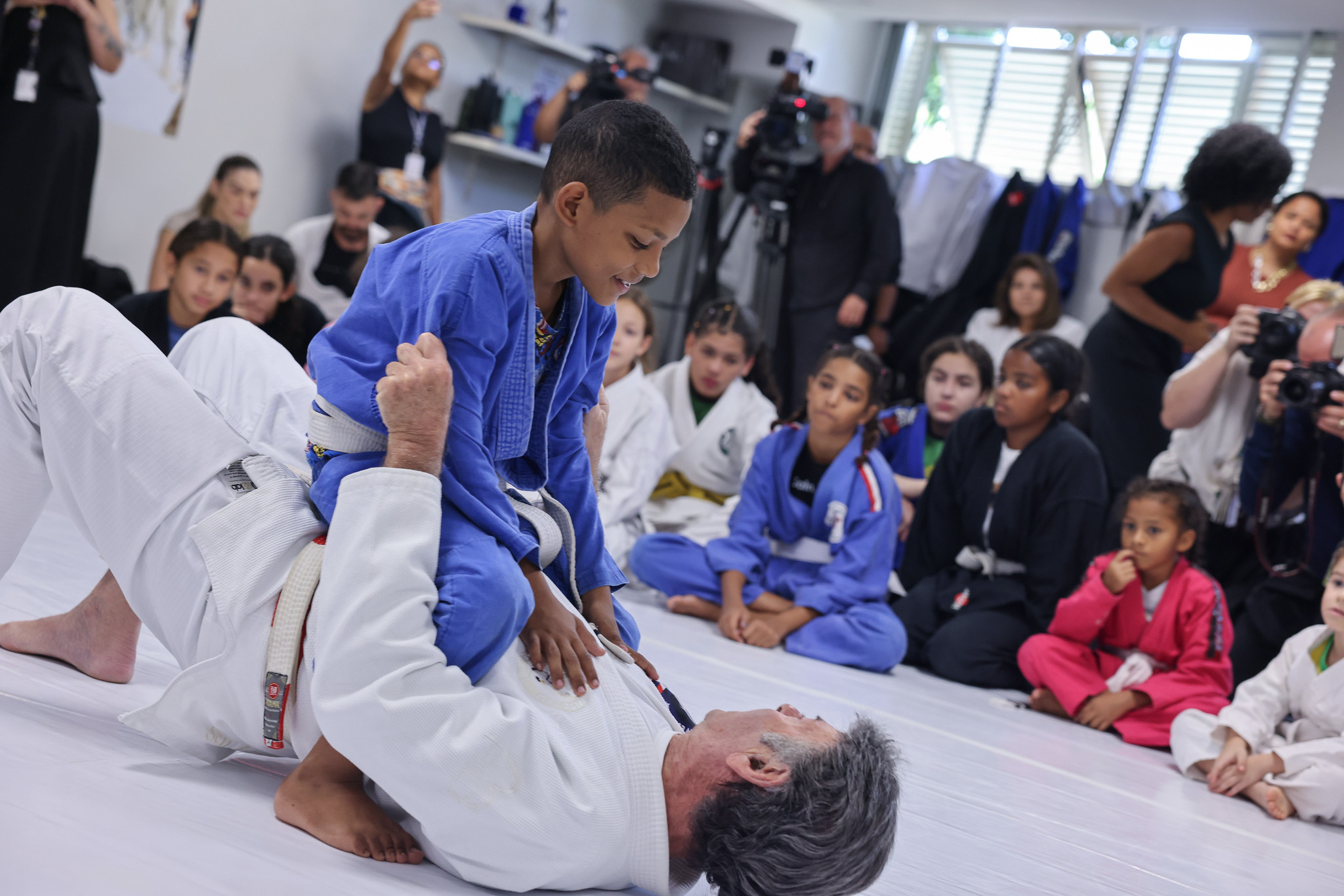 Fux dá aula de jiu-jitsu a 45 crianças e defende 