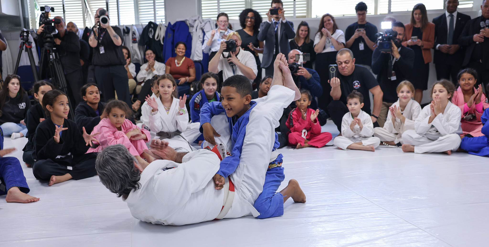 Fux dá aula de jiu-jitsu a 45 crianças e defende 