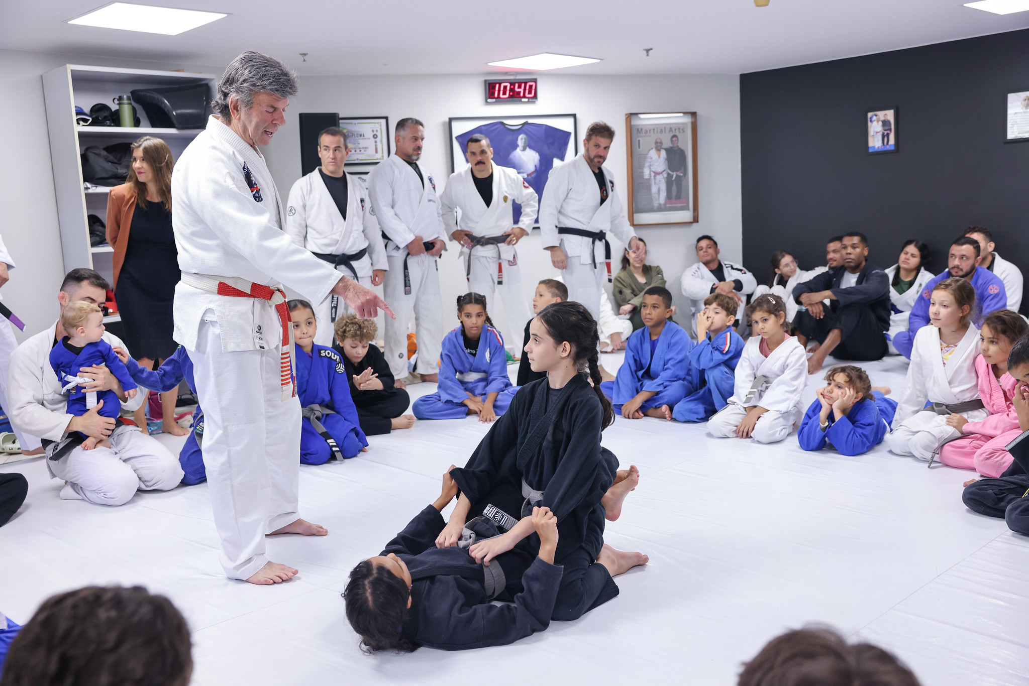 Fux dá aula de jiu-jitsu a 45 crianças e defende 