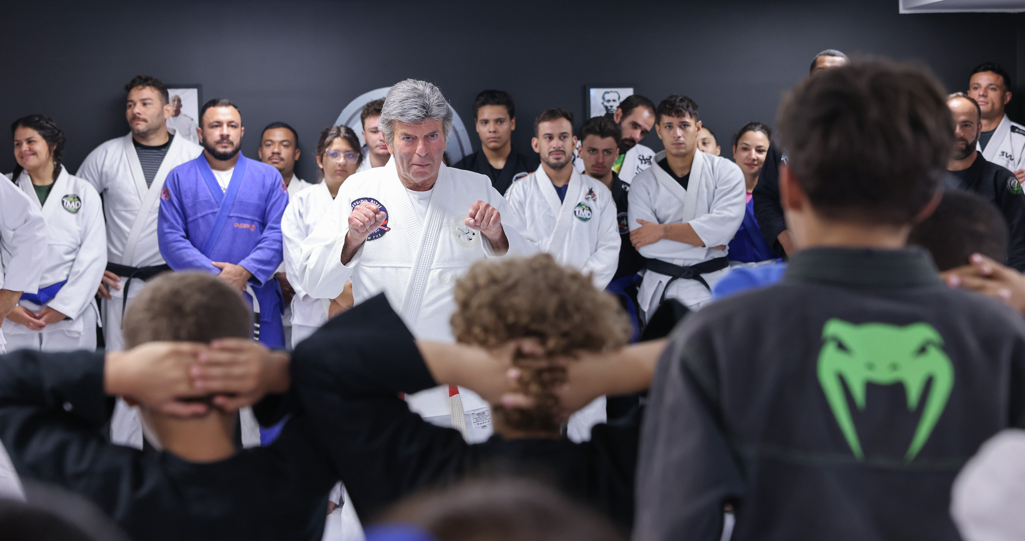 Fux dá aula de jiu-jitsu a 45 crianças e defende 