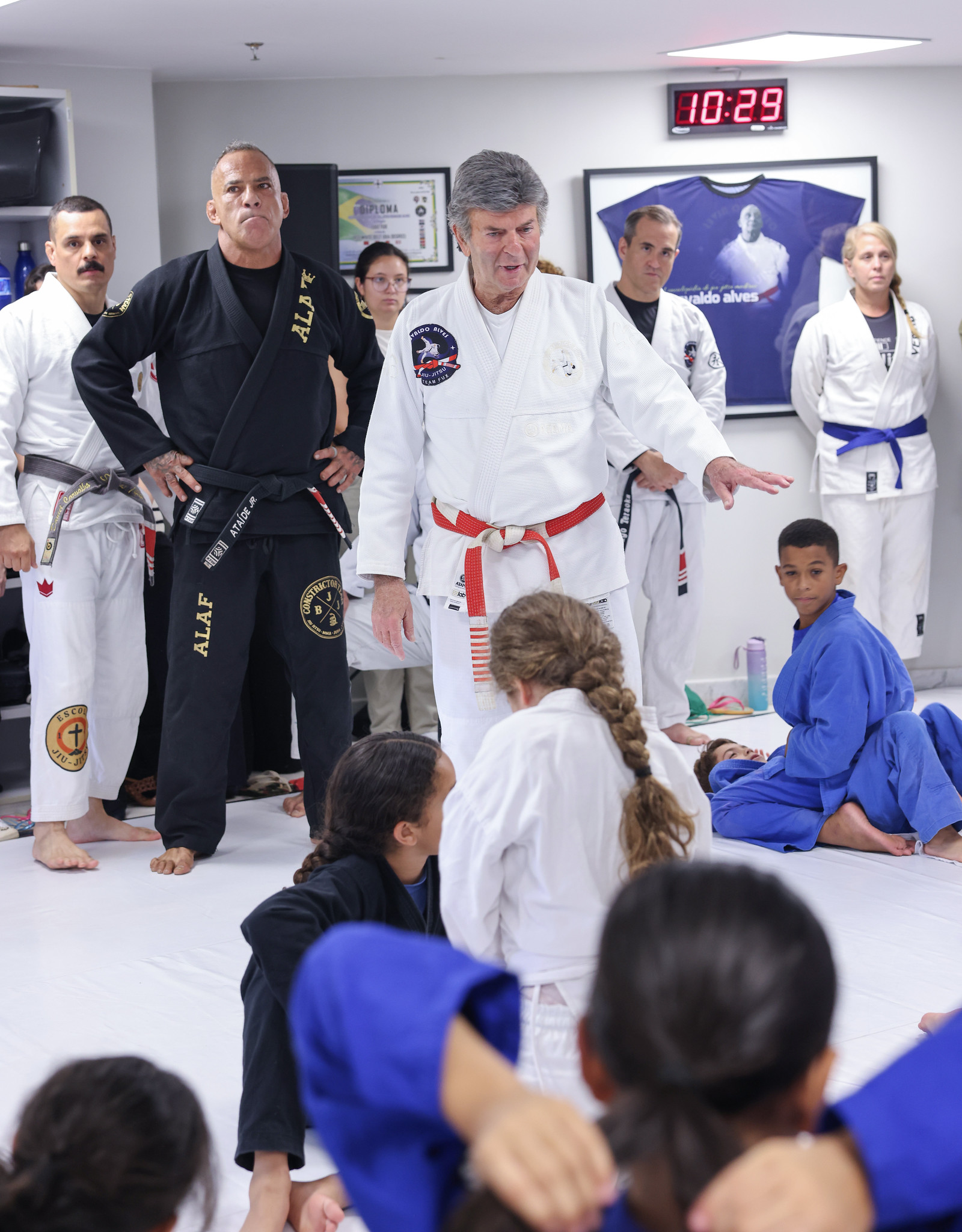 Fux dá aula de jiu-jitsu a 45 crianças e defende 