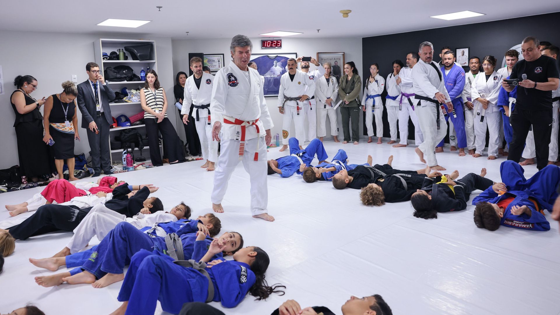Fux dá aula de jiu-jitsu a 45 crianças e defende 