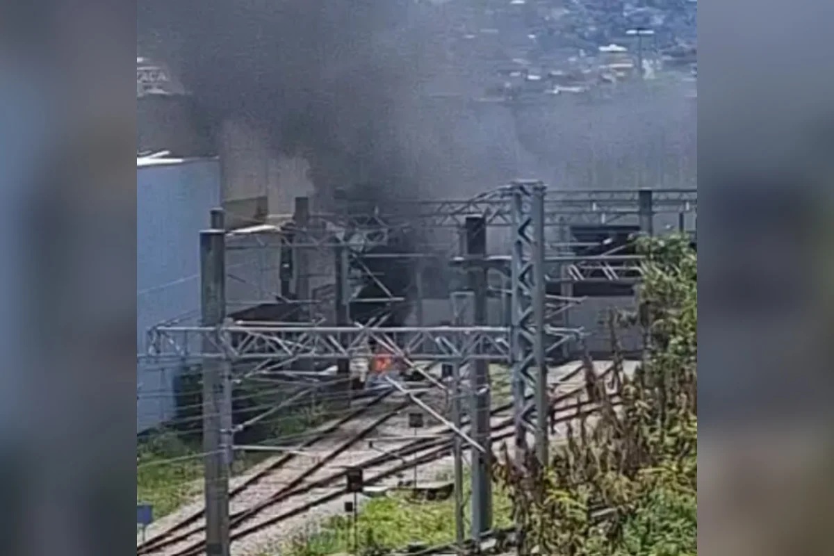 Avião cai perto de estação de metrô e ocupante morre carbonizado