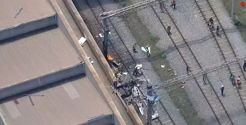 Avião cai perto de estação de metrô e ocupante morre carbonizado - TV Globo