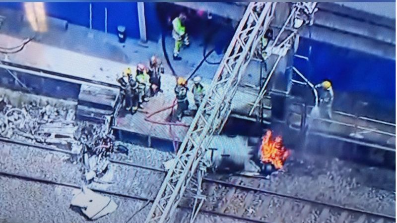 Avião cai perto de estação de metrô e ocupante morre carbonizado