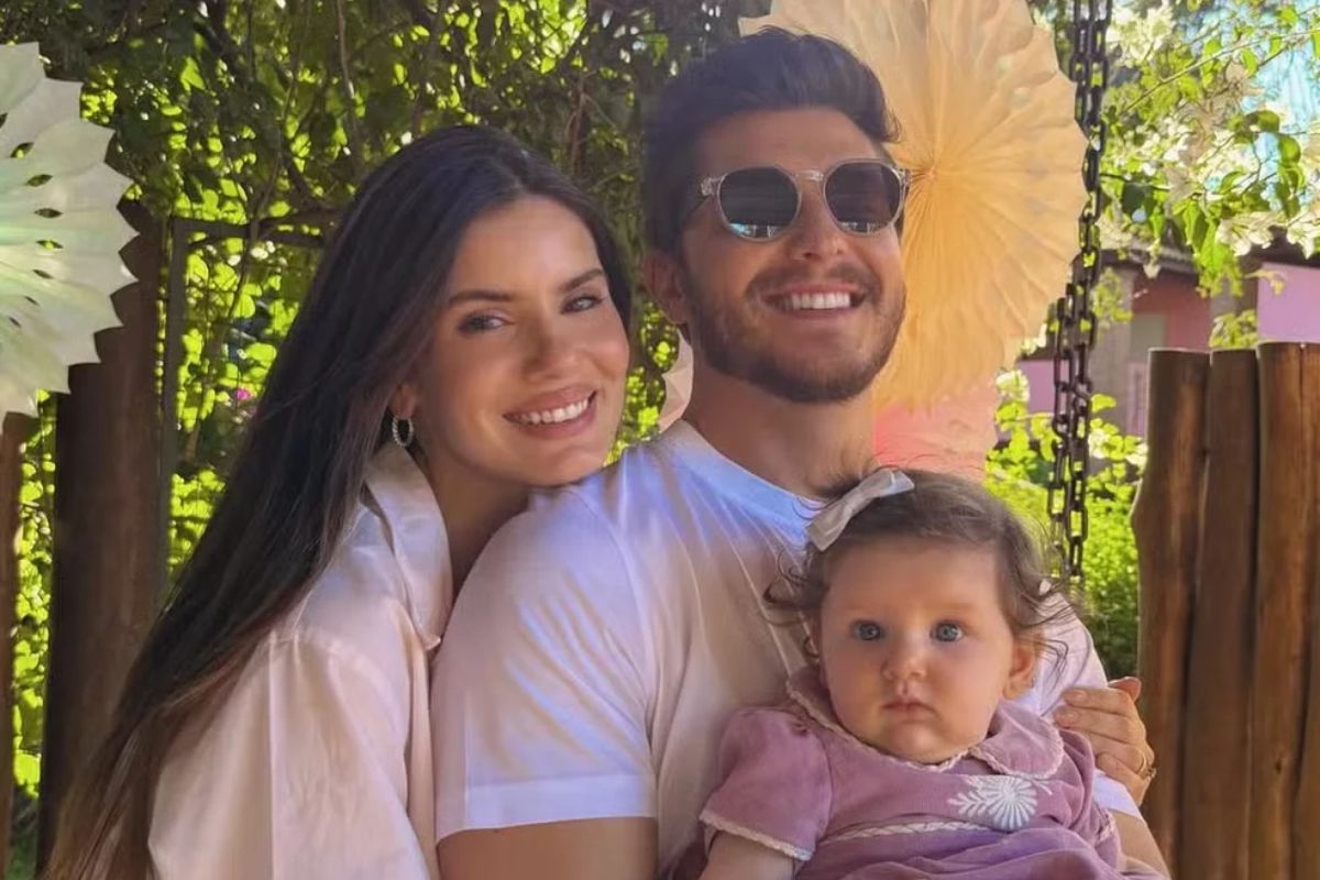 Camila Queiroz comenta mudanças após maternidade: "Não volta a ser o que era antes"
