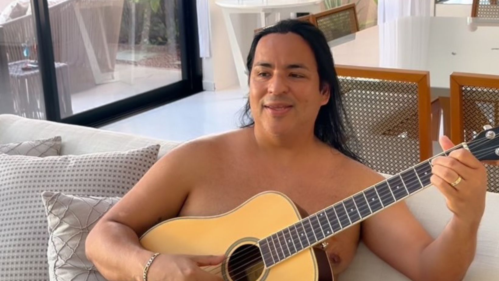 Ex-vocalista do Calcinha Preta passa por cirurgia de urgência, mas tranquliza os fãs. Fotos: Redes sociais