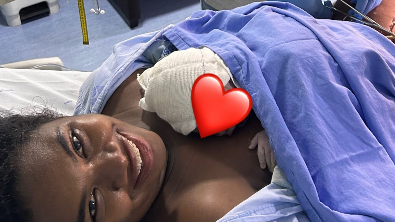 Raquel Brito desabafa após críticas por esconder rosto do filho. FOto