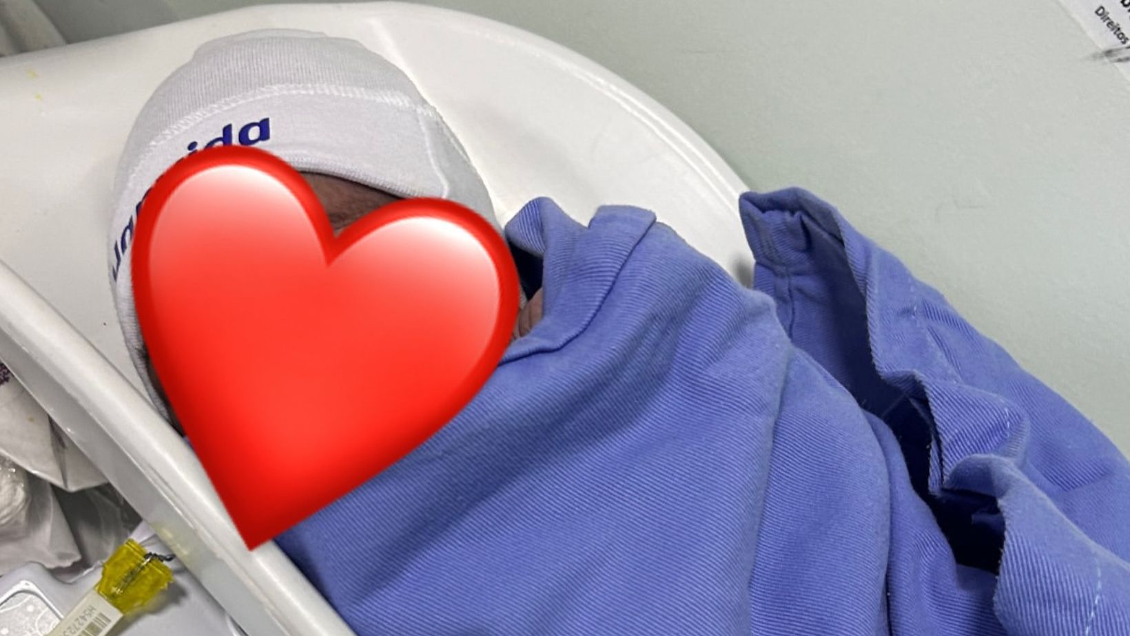 Raquel Brito desabafa após críticas por esconder rosto do filho