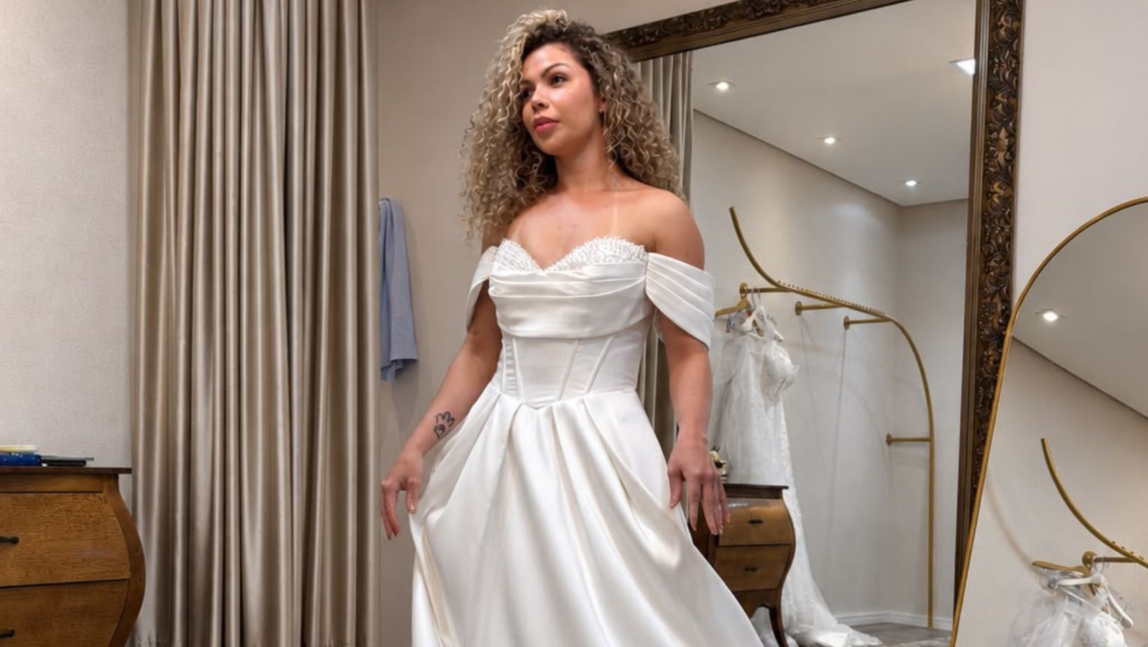 Barbeira que atende clientes nua compra vestido de noiva e procura pretendente: “Quero um marido”