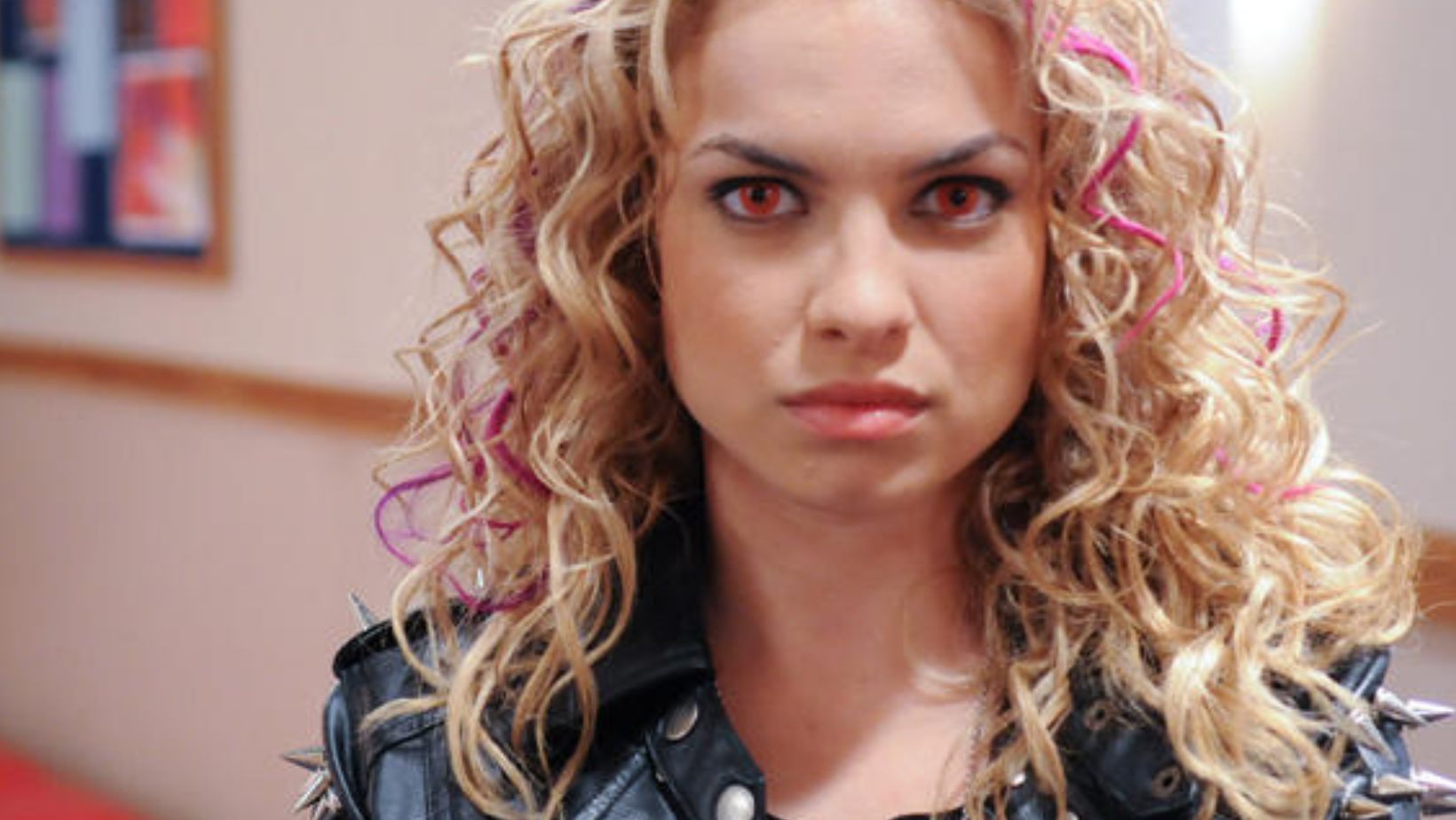 Eterna Roberta! Elenco de ‘Rebelde’ se reúne no funeral de Lua Blanco. Foto: Reprodução/Record