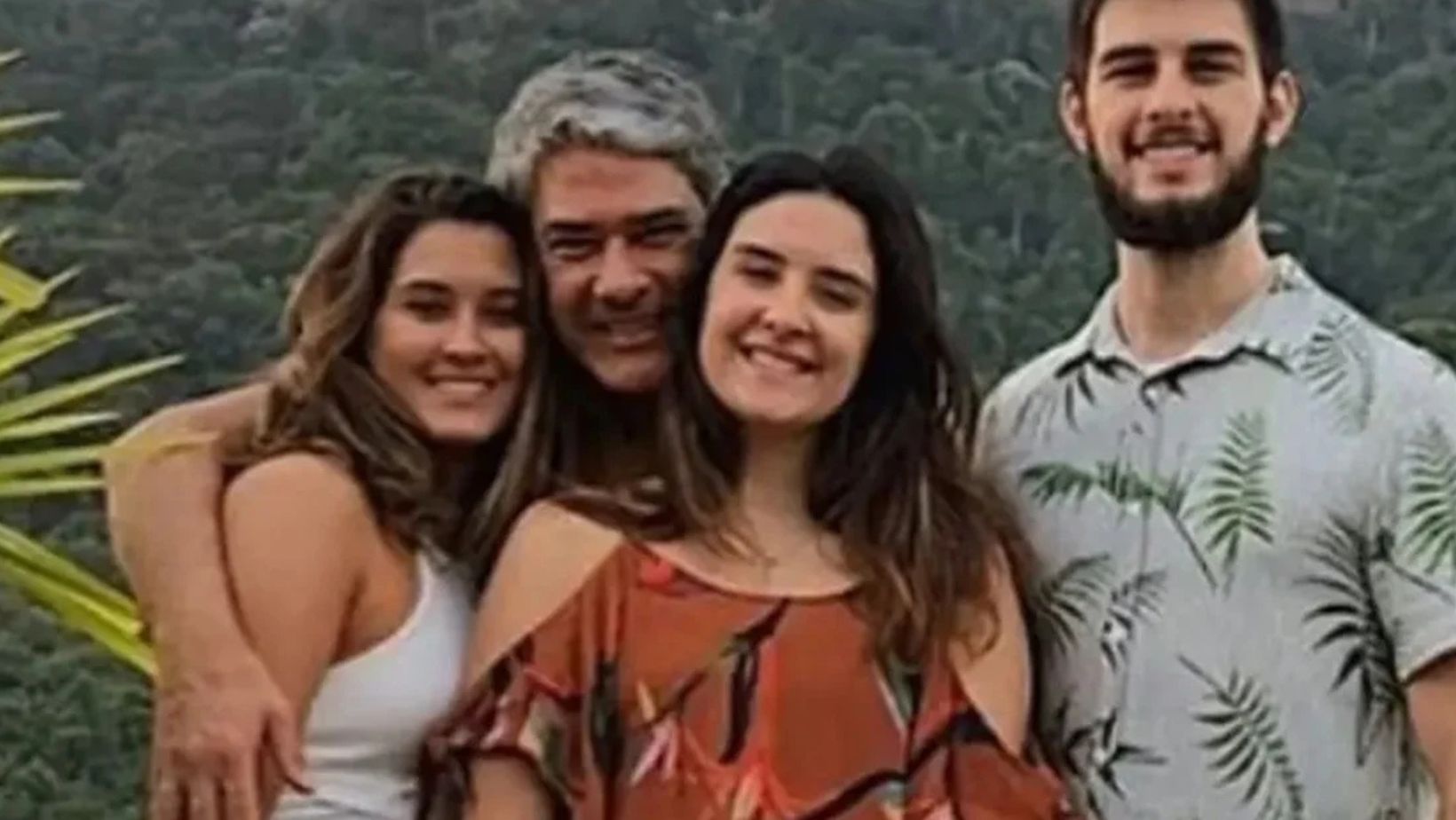 William Bonner faz tatuagem em homenagem aos filhos trigêmeos e emociona com significado