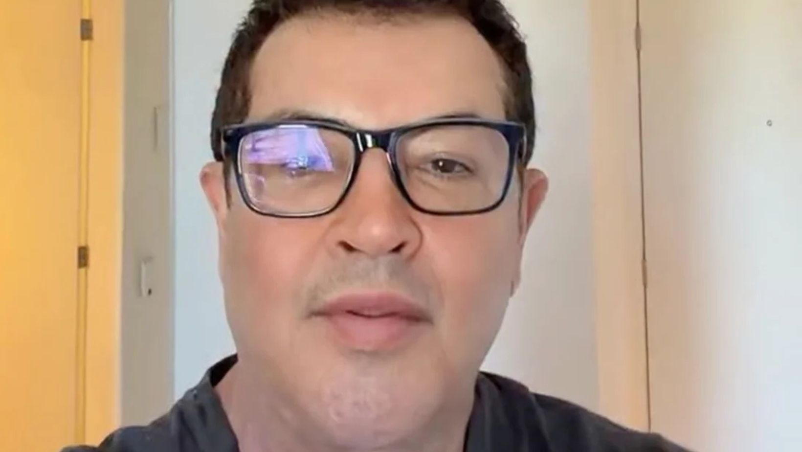 Beto Barbosa assusta fãs ao aparecer com rosto inchado e cheio de hematomas. Foto: Redes sociais