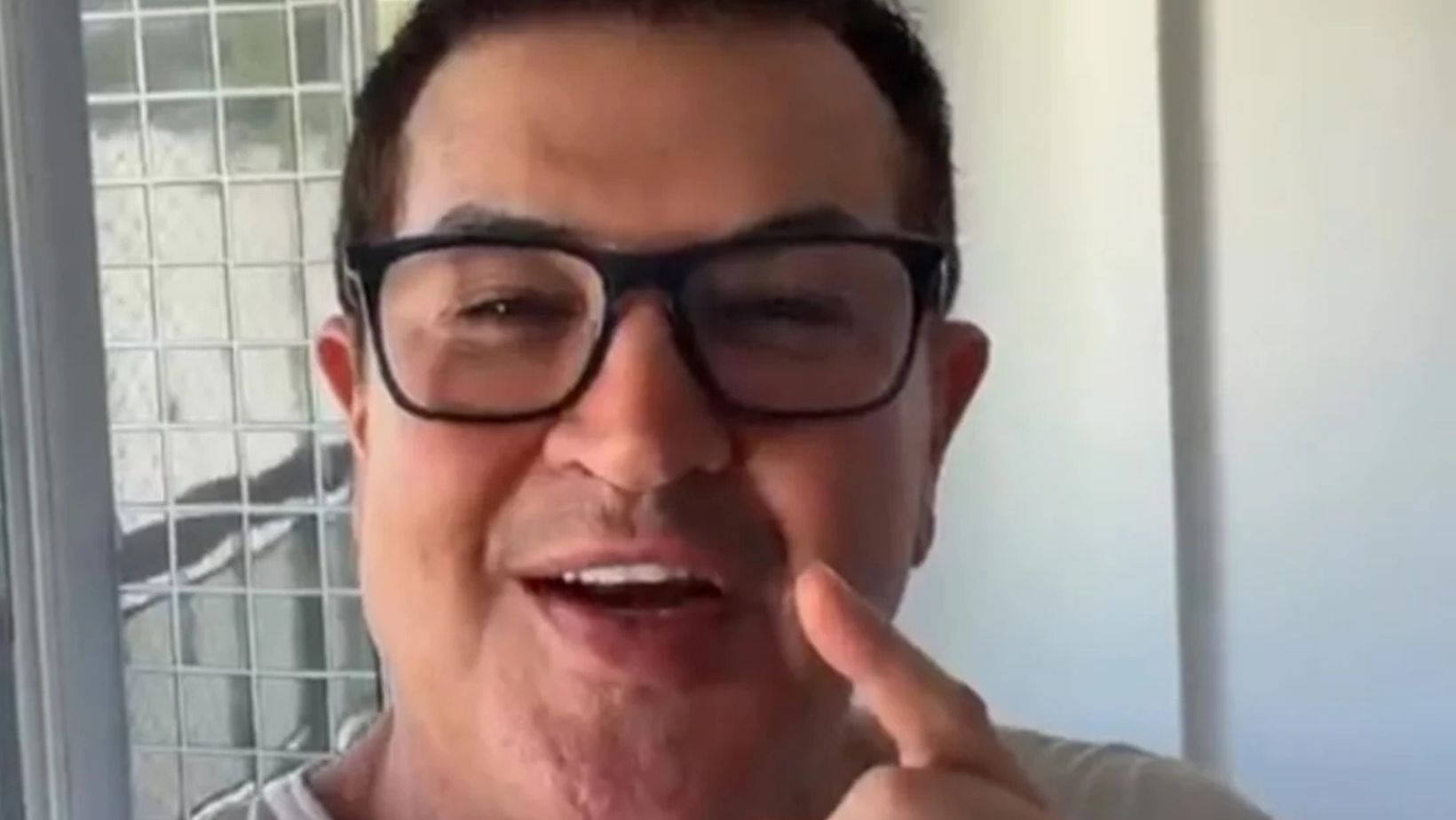 Beto Barbosa assusta fãs ao aparecer com rosto inchado e cheio de hematomas. Foto: Redes sociais