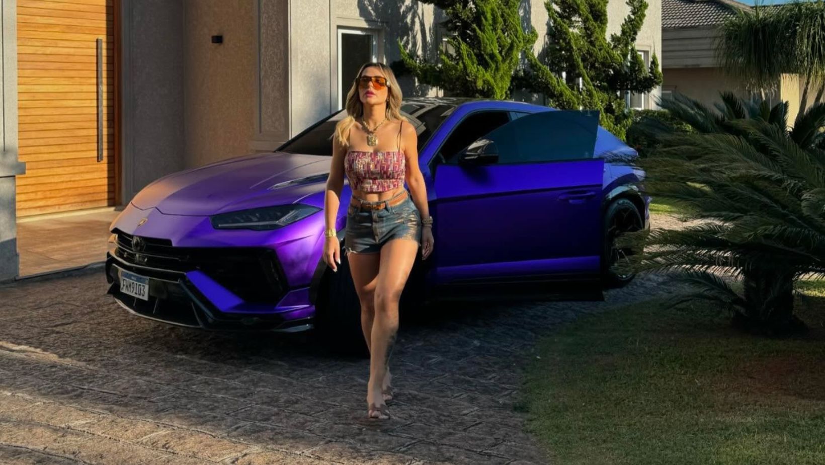 Lamborghini vendida por Deolane é apreendida, e comprador acusa empresária de calote 