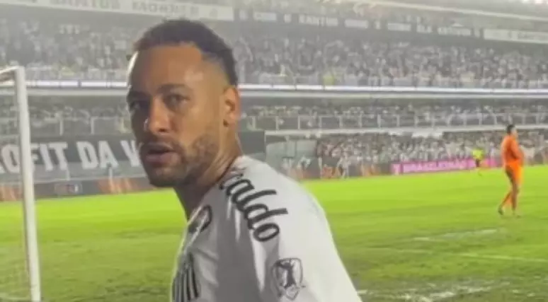 Neymar causa confusão após ser expulso em jogo contra o Bahia