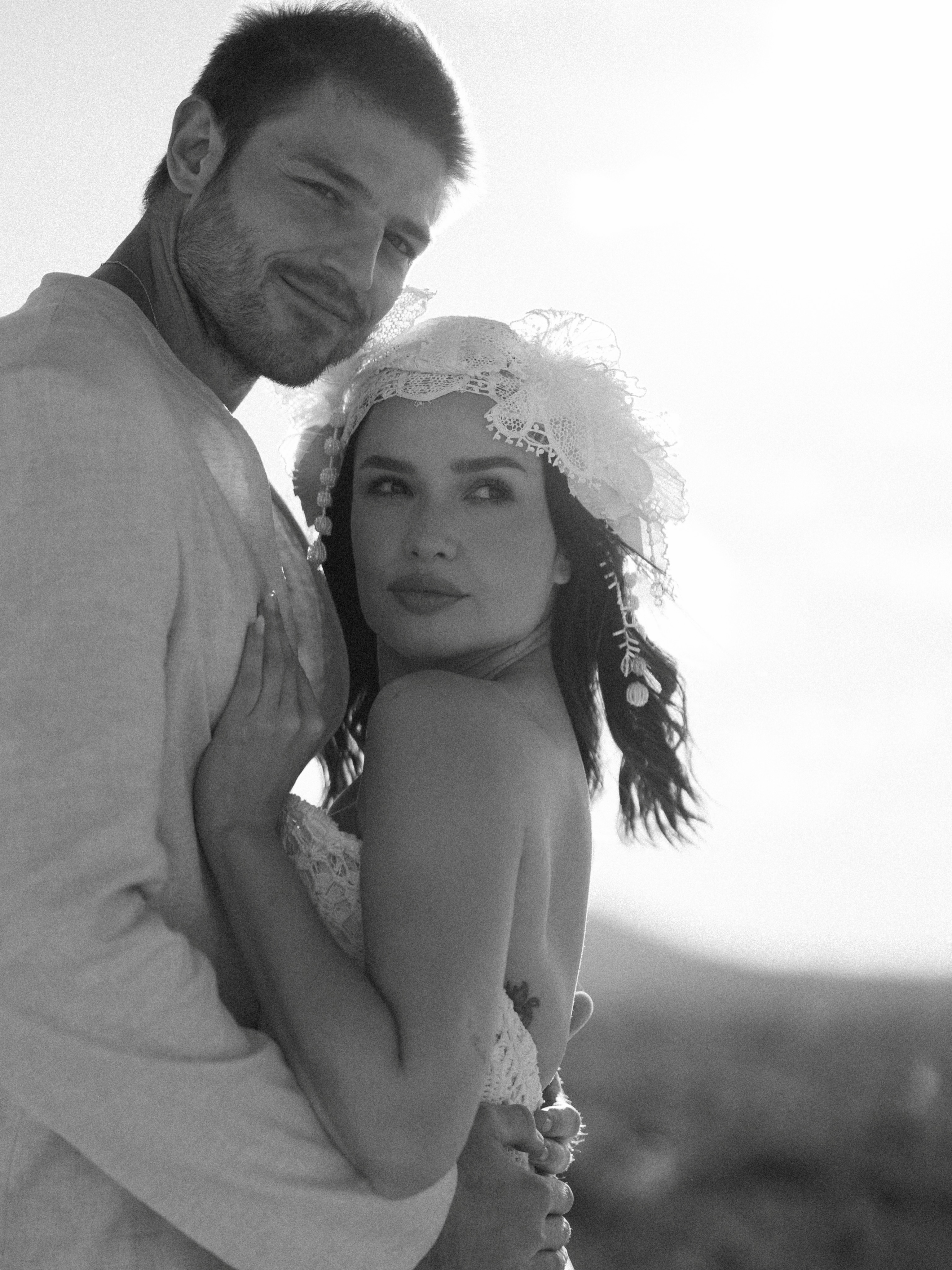 O pedido de casamento veio acompanhado de um anel de platina e diamantes da Tiffany & Co., escolhido por Kaique para marcar o noivado com a cantora — Foto: Gabriel Diniz