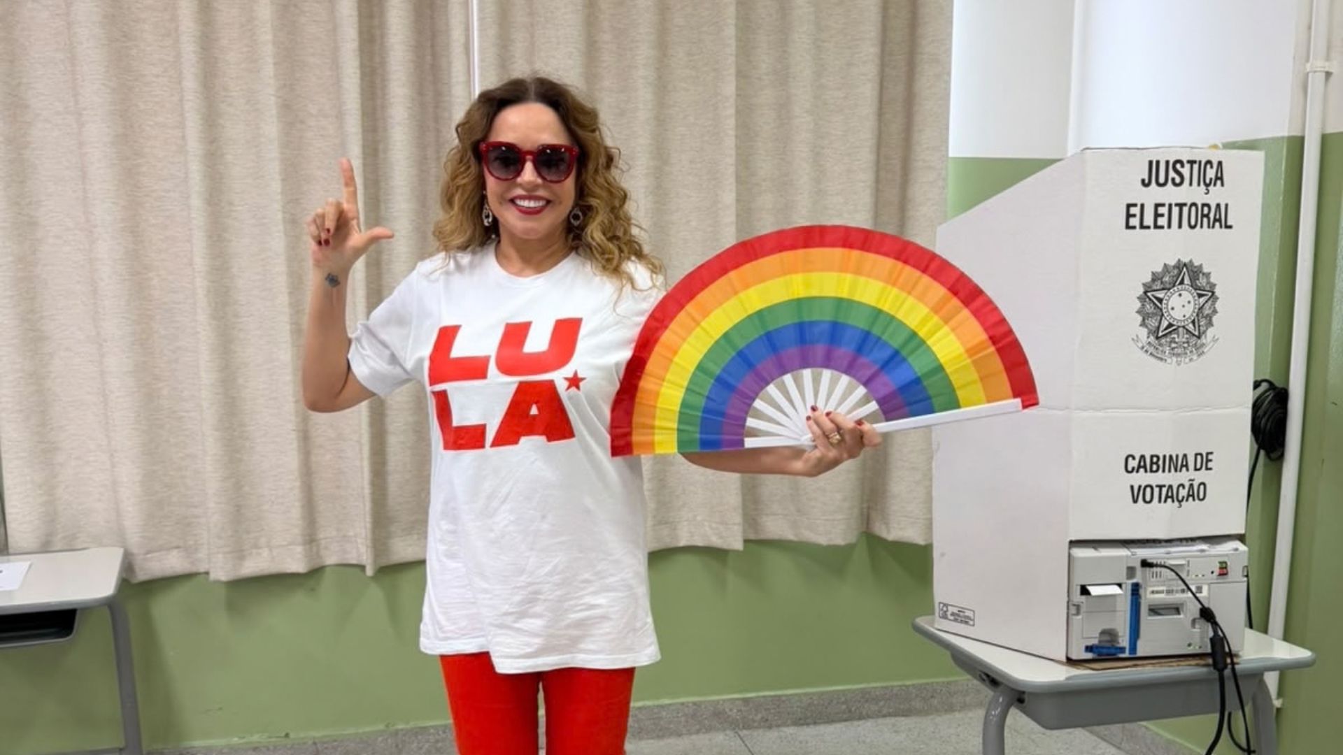 Daniela Mercury publica fotos da votação e declara: 'Quem ama o Brasil, vota 13'