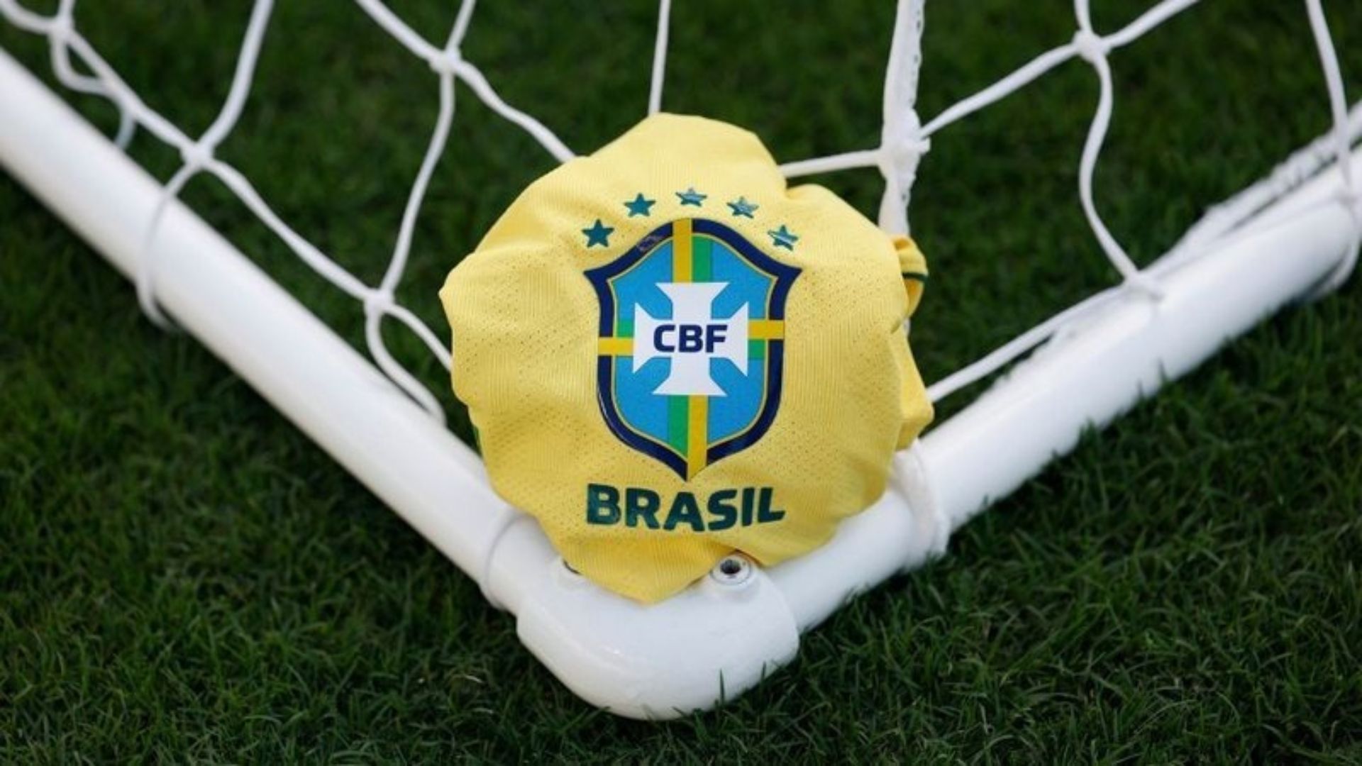 Descartado de equipe inglesa, jogador da Seleção profissional marca por equipe da base e acaba eliminado: "com saudades" - Foto