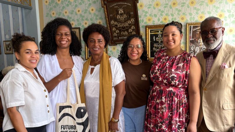 Equipe executiva do Fundo Baobá reunida com Ligia Margarida Gomes (de echarpe bege), Superintendente da SPD, O homem é Giovanni Harvey, diretor executivo do Fundo Baobá.