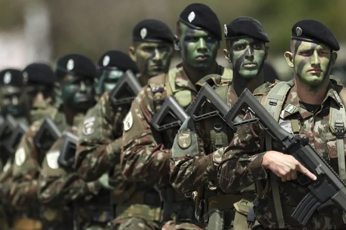 Alto escalão do Exército prevê civil bolsonarista como ministro da Defesa no Governo Flávio Bolsonaro