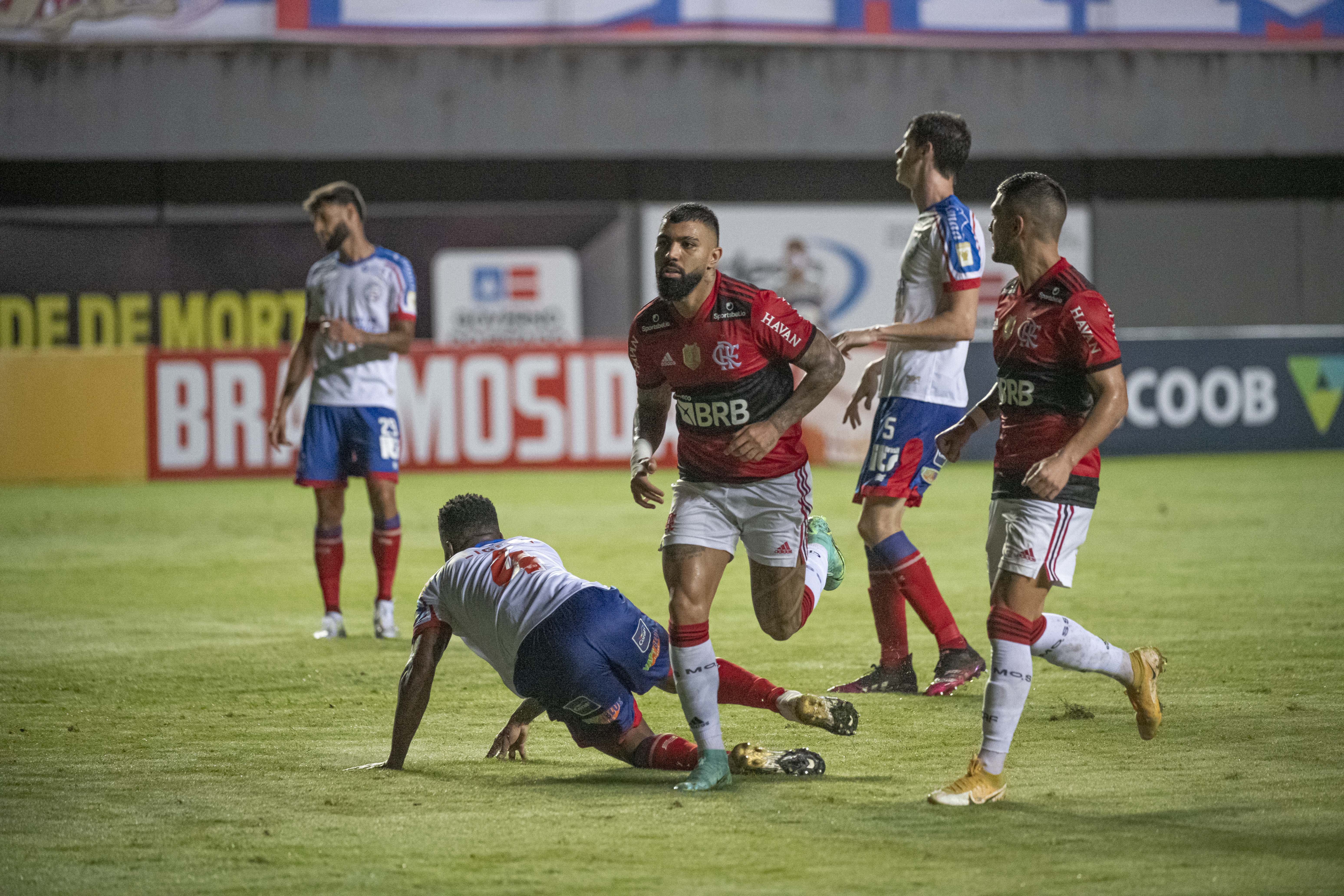 Gabigol enfrentando o Bahia na goleada do Flamengo por 5x0 no Brasileirão 2021 | Foto: Alexandre Vidal/Flamengo