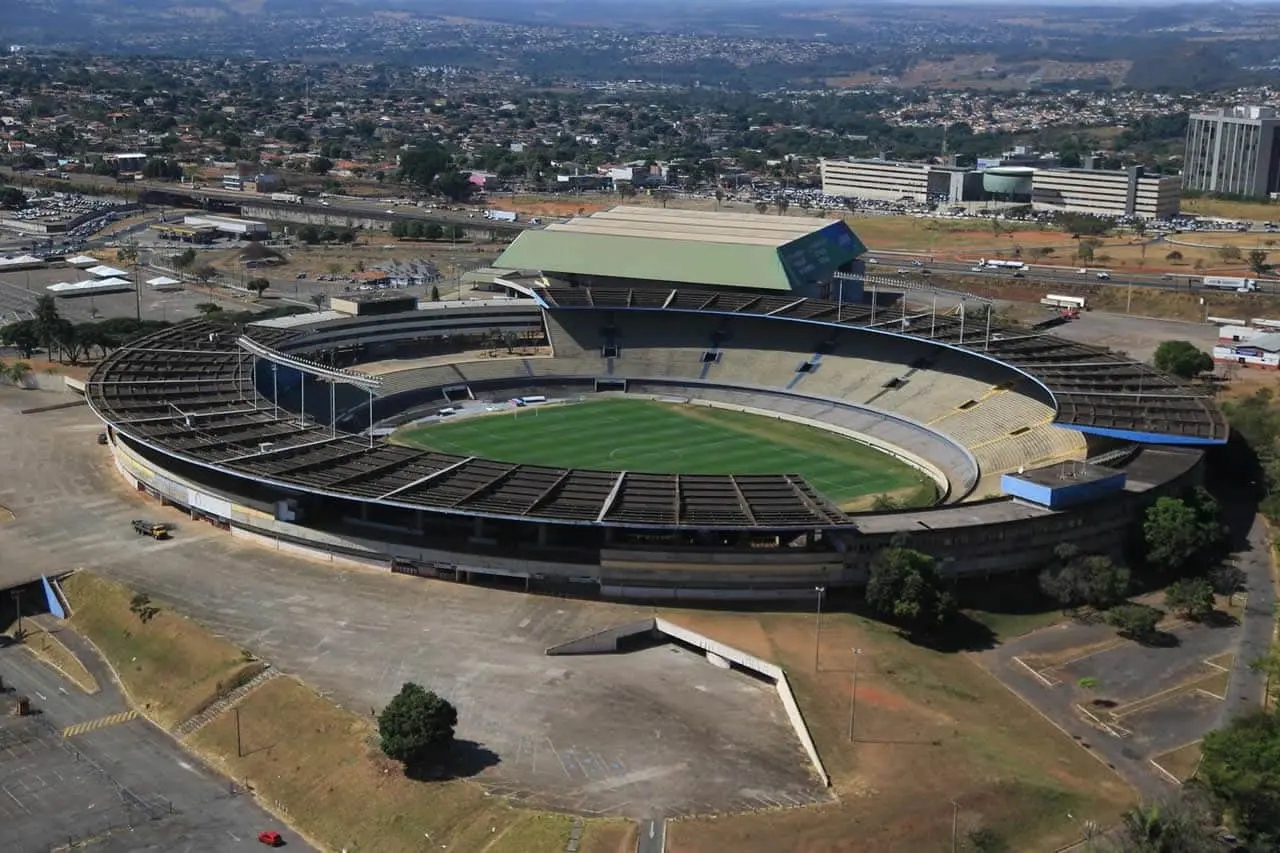 Estádio histórico do Brasil tem antiga arquibancada demolida e avança em reforma de R$ 400 milhões - Foto: Divulgação | Complexo Serra Dourada