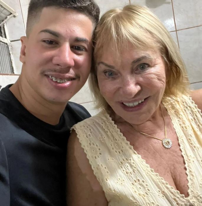 Influenciador rebate comentários de internautas sobre Eliana precisar autorizar suposto relacionamento dele com a mãe dela. - Redes Sociais