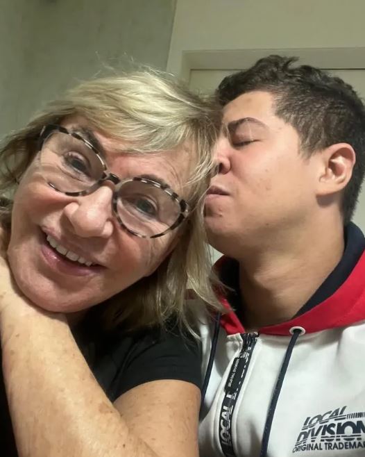 Influenciador rebate comentários de internautas sobre Eliana precisar autorizar suposto relacionamento dele com a mãe dela. - Redes Sociais