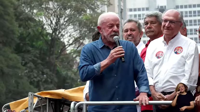 Reprodução | Jerônimo fica ao lado de Lula durante discurso