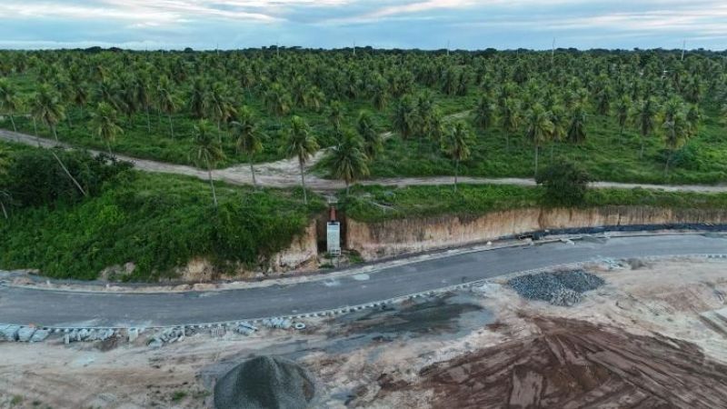 Mega condomínio de luxo na praia é embargado por prefeitura após denúncias de danos ambientais