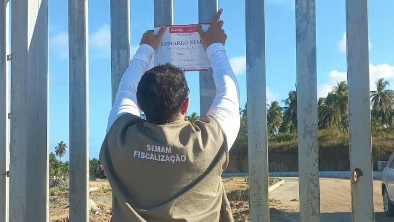 Fiscal da Prefeitura de João Pessoa embarga obras do Coqueiral Beach / Crédito: Divulgação