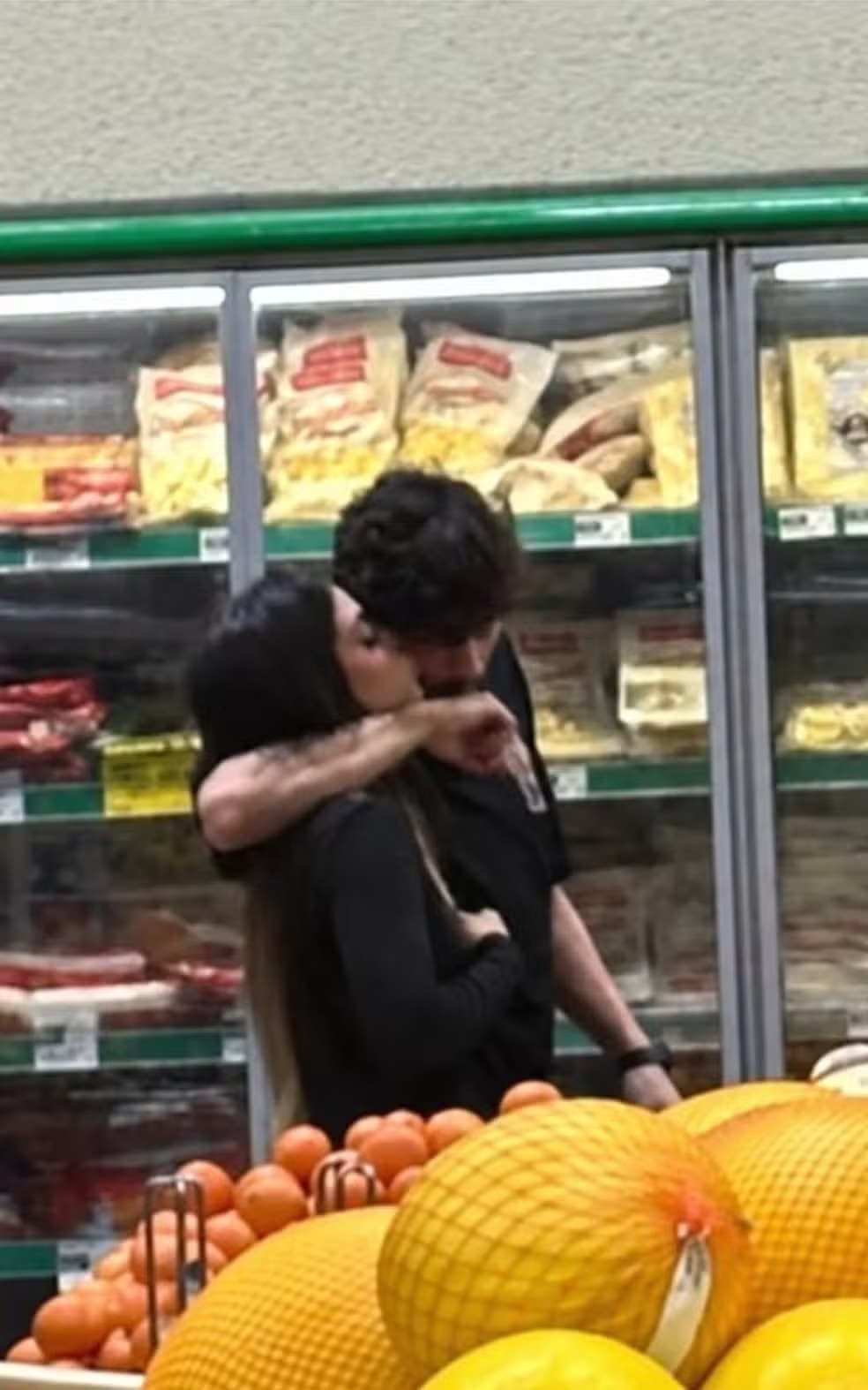 Melody e DJ Ulisses flagrados em supermercado | Reprodução / Instagram - @futrikei