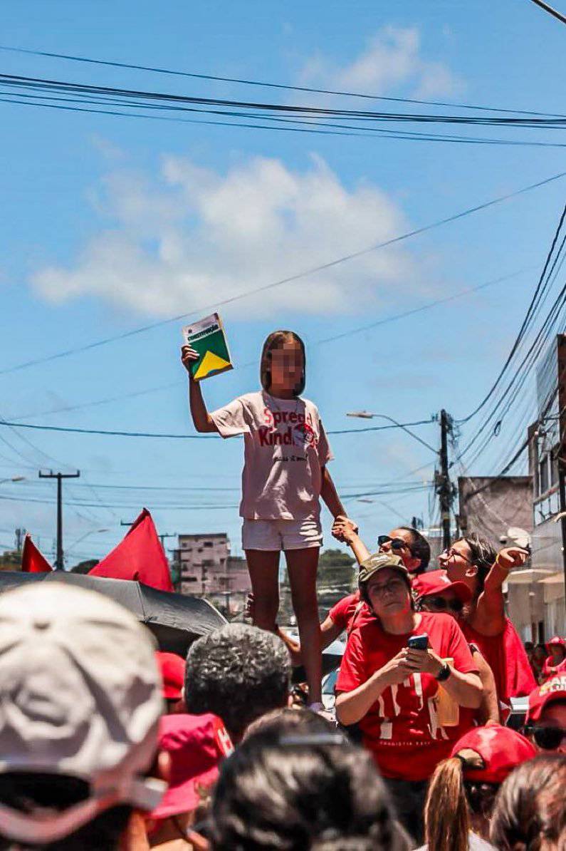 Menina ergue Constituição em ato de Lula após vídeo de criança com suposta arma em manifestação bolsonarista