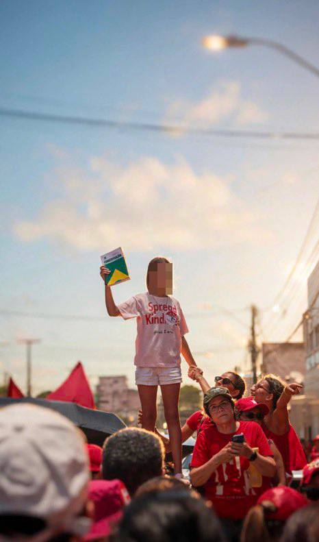 Menina ergue Constituição em ato de Lula após vídeo de criança com suposta arma em manifestação bolsonarista