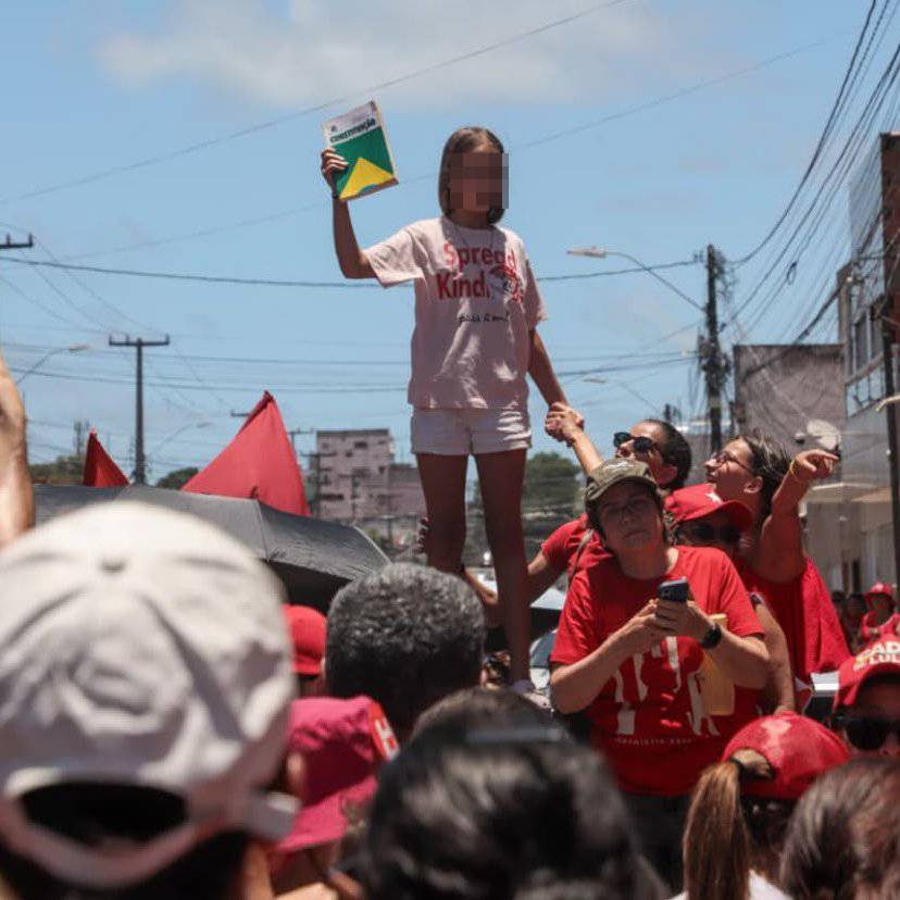 Menina ergue Constituição em ato de Lula após vídeo de criança com suposta arma em manifestação bolsonarista