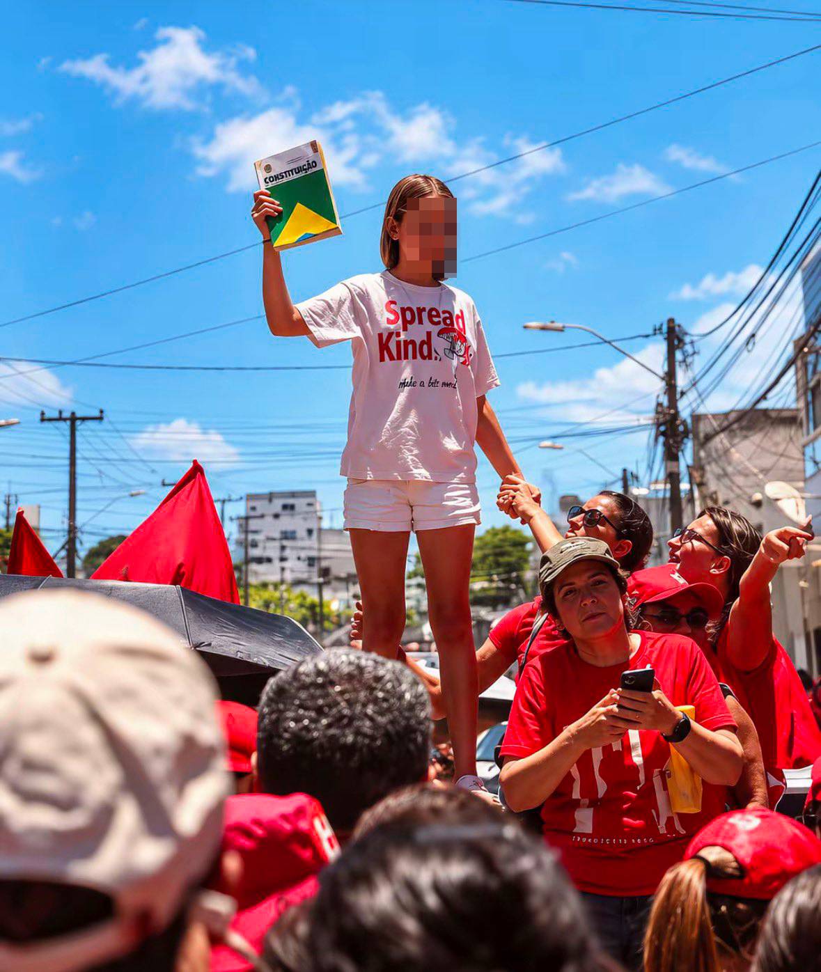 Menina ergue Constituição em ato de Lula após vídeo de criança com suposta arma em manifestação bolsonarista