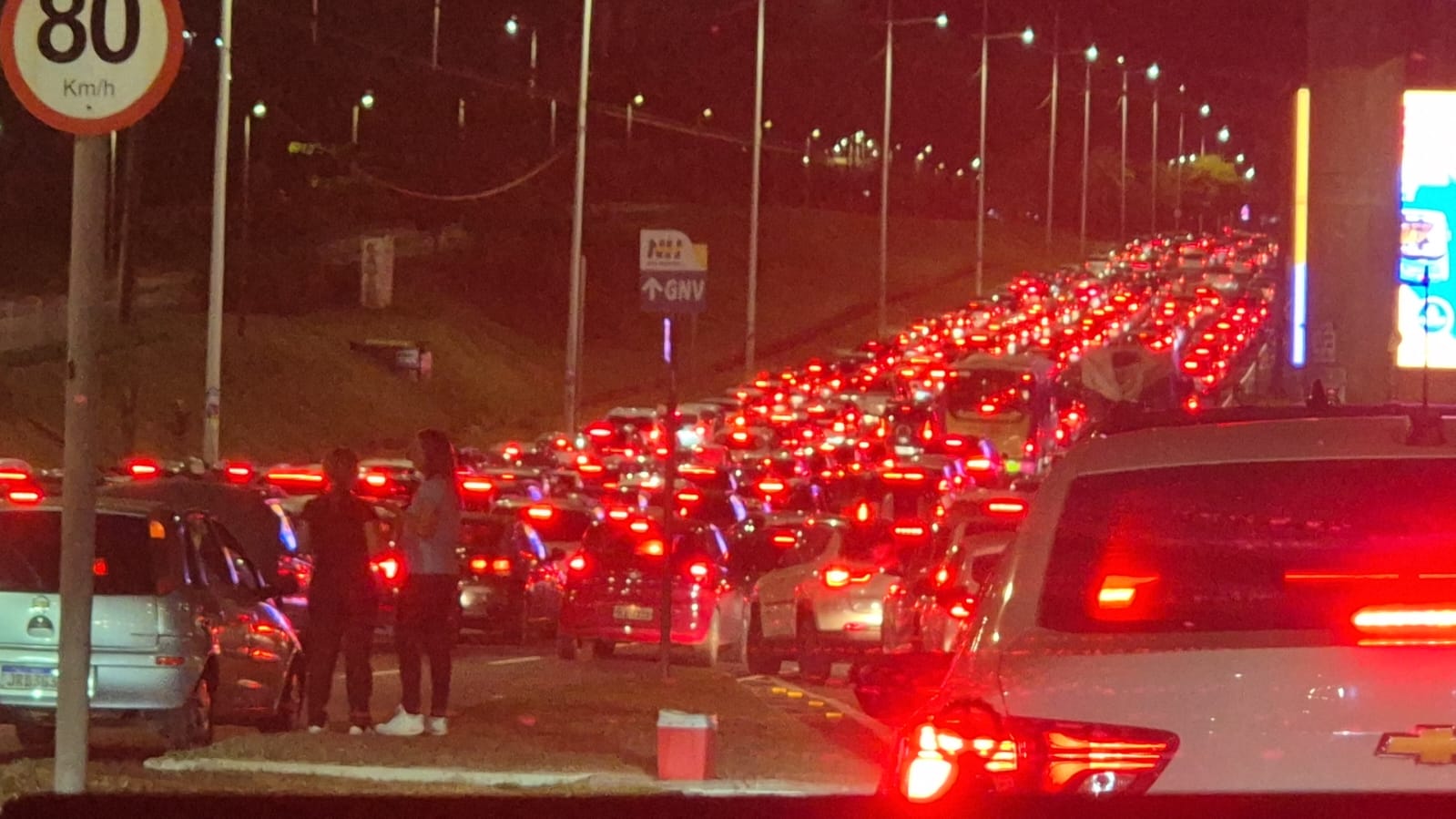 Motoristas enfrentam longo congestionamento na Avenida Paralela