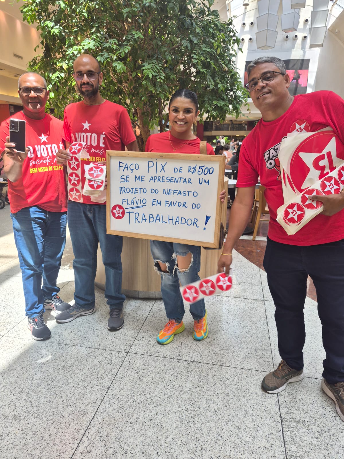 Manifestação pró-Lula no Shopping da Bahia | Gustavo Leal/BNews