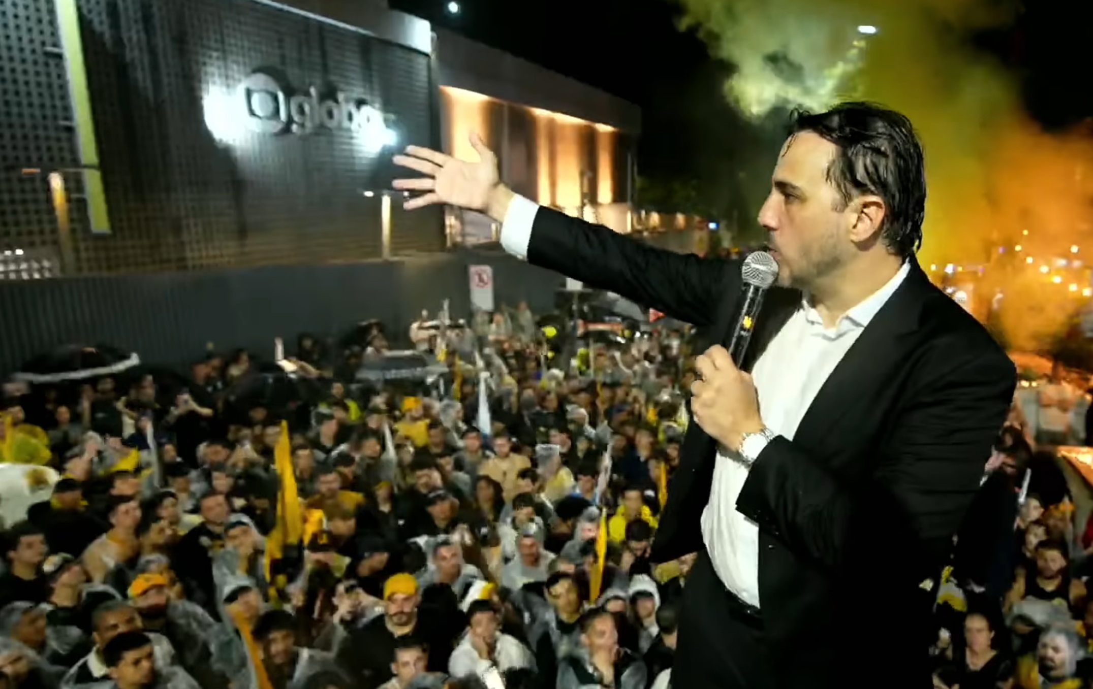 Renan Santos protesta na frente da Globo sob gritos de 'Flávio surubeiro' e 'Lula brocha'