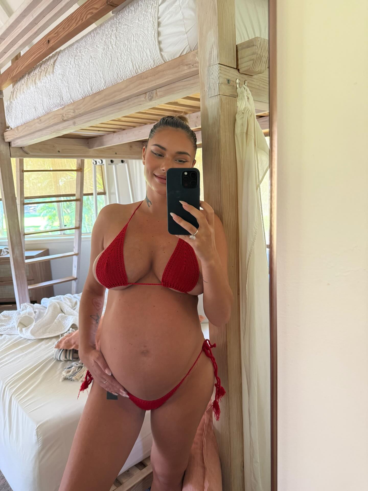 A modelo australiana Sahara Ray exibiu a barriga durante a gravidez de sua primeira filha — Foto: Reprodução/Instagram