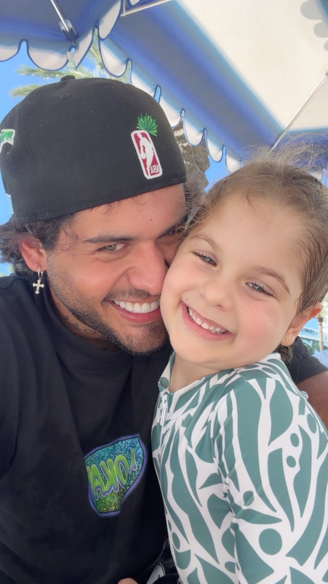 O cantor apareceu em clima de descontração com Maria Flor durante o momento de lazer em Miami — Foto: Reprodução/Instagram
